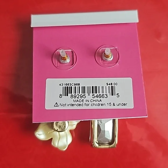 A pair of earrings - Picture 3 of 3